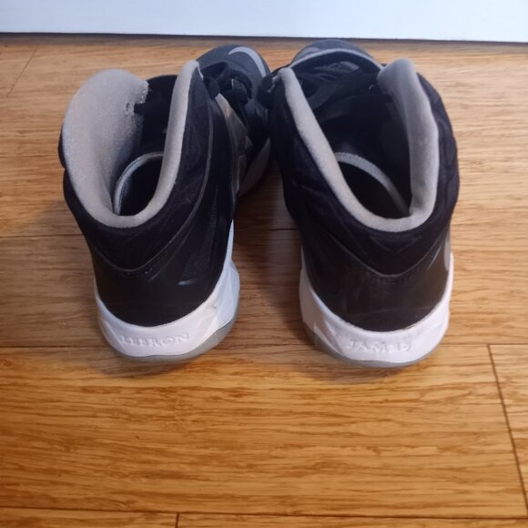 Basketball sneakers - Picture 3 of 4